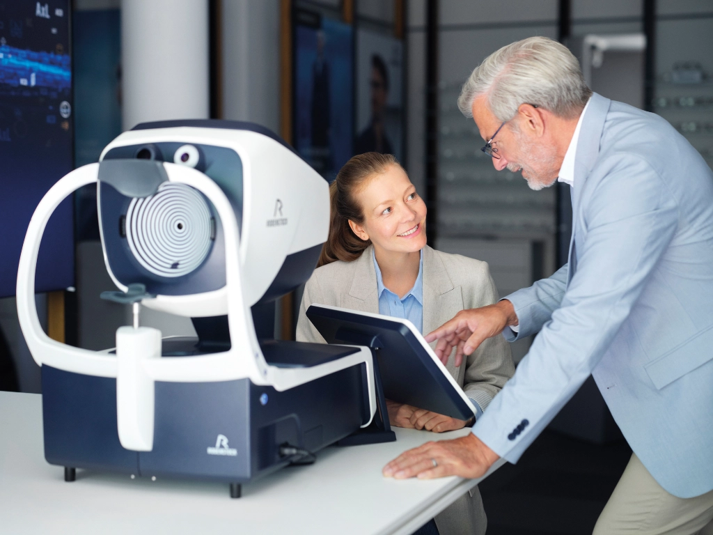 Moderne Messtechnik beim Sehtest bei Optic Himmrich